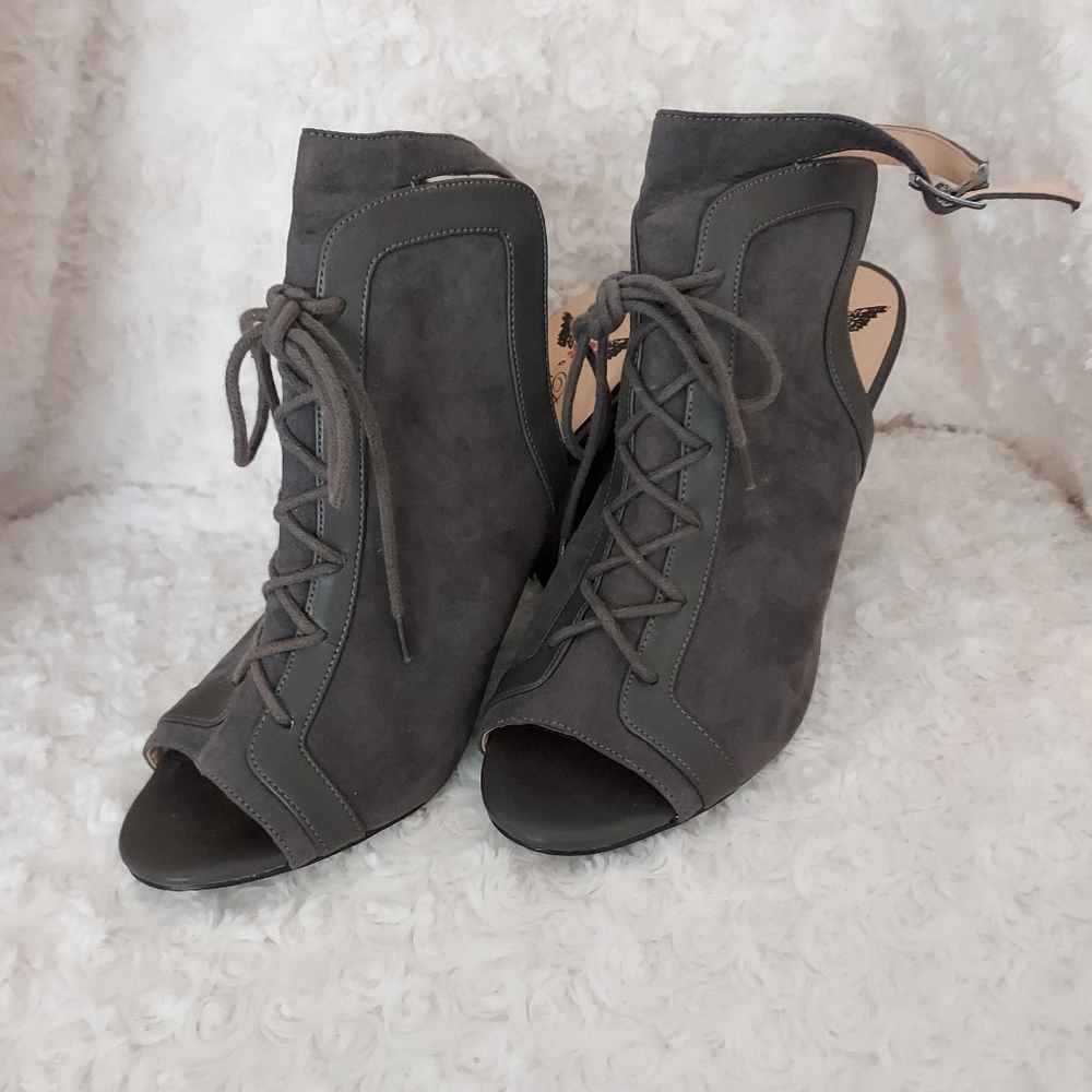 Penny loves Kenny Comfy Gray Peep toe Chunky heel Ankle Booties size 11